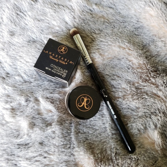 Anastasia Beverly Hills Other - Bundle! Anastasia concealer 1.5 & Sigma brush
